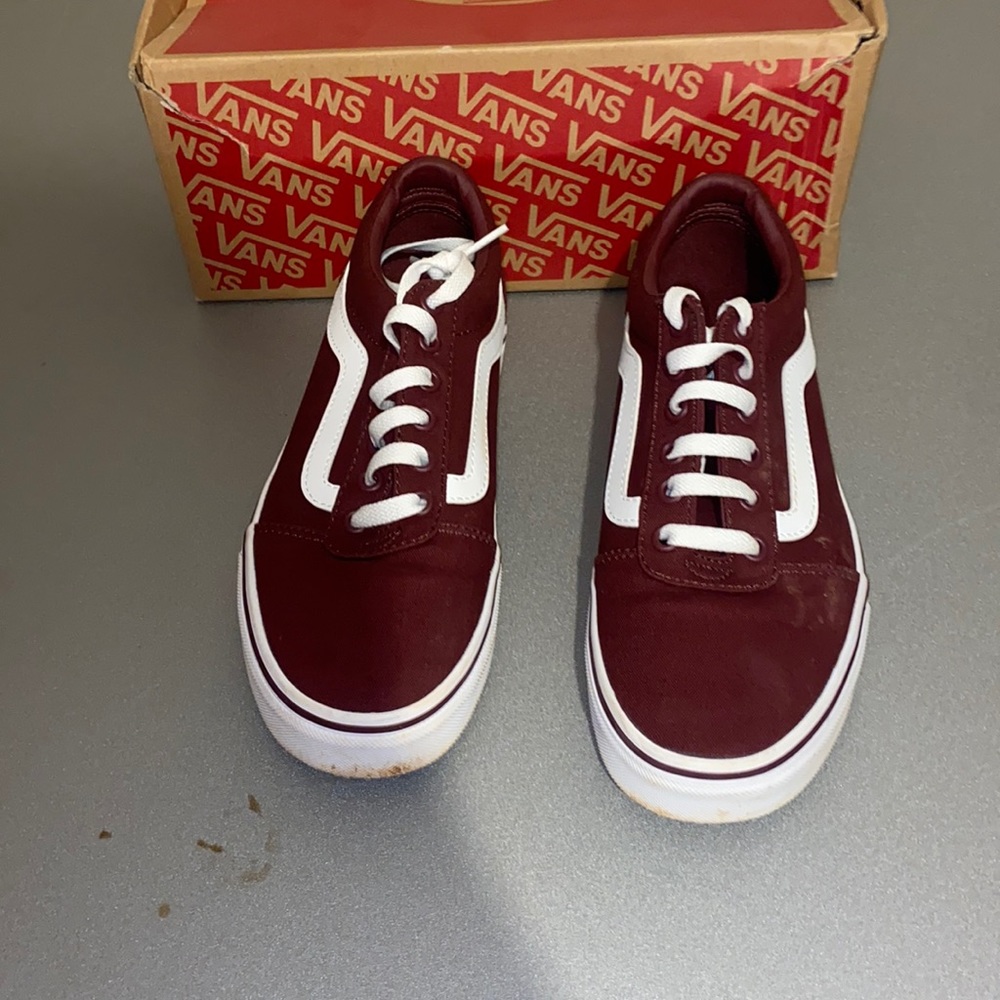 Burgundy low top vans💕